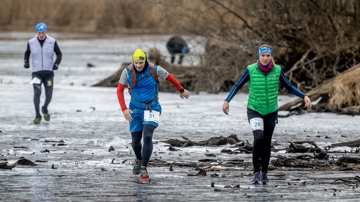 Obrazem: Extrémní maratonci se hnali přes zamrzlé Lipno